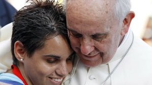 o-papa-francisco-abraca-uma-mulher-durante-um-encontro-com-jovens-em-cagliari-na-italia-size-598
